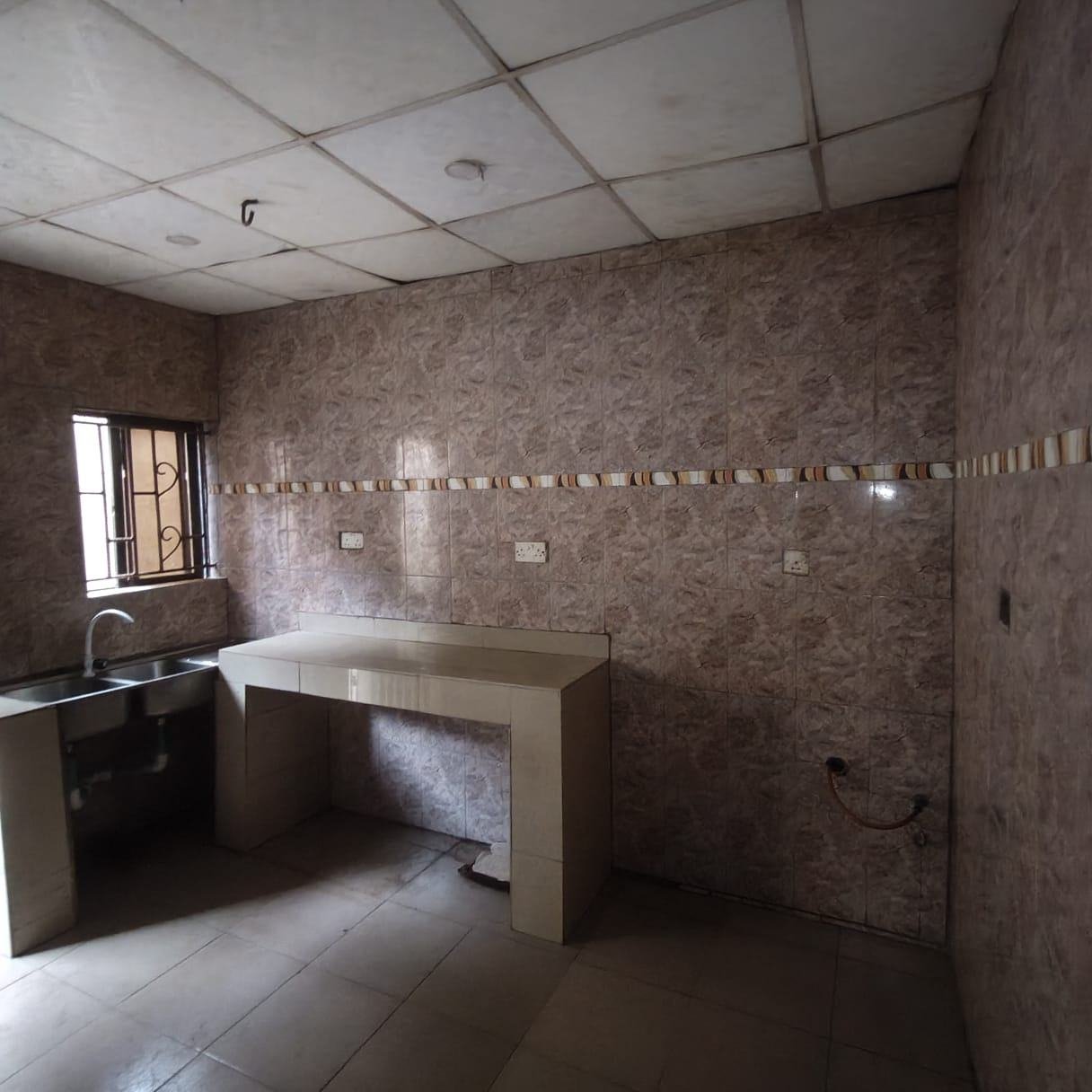 Spacious 3 Bedroom Flat En Suite for Rent in Alafia Estate, Asese property image